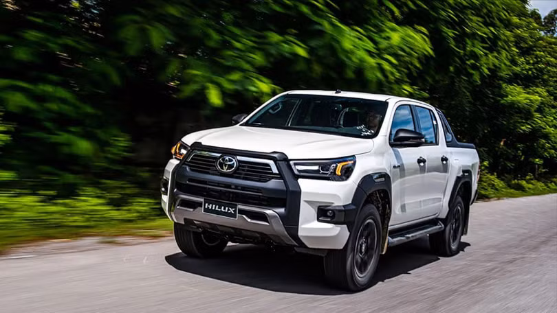 Hilux 2024 trắng..jpeg