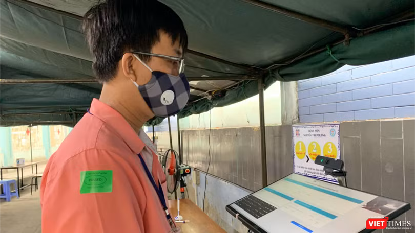 Ki ốt khai báo y tế tại cổng BV Nguyễn Tri Phương (Ảnh: SYT) 