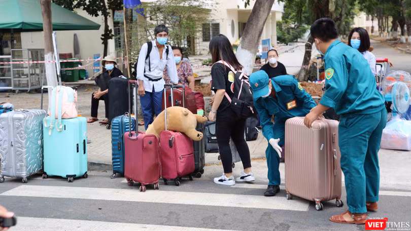 Hơn 6.300 người hết hạn cách ly tập trung được trở về với gia đình (Ảnh: Đình Nguyên)