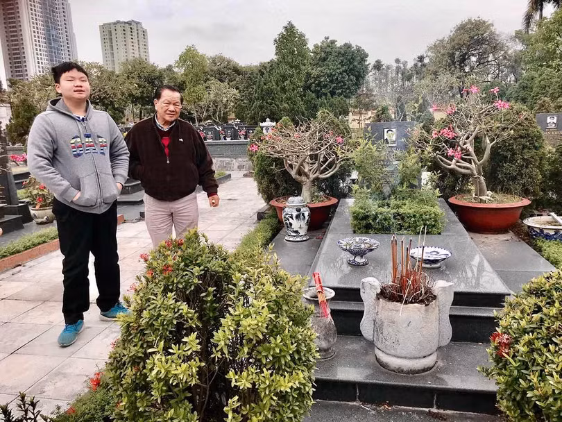 Anh Tôn Lâm và con trai thắp hương cho cố Bộ trưởng Nguyễn Cơ Thạch. Ảnh do nhân vật cung cấp. Anh Tôn Lâm và con trai thắp hương cho cố Bộ trưởng Nguyễn Cơ Thạch. Ảnh do nhân vật cung cấp.