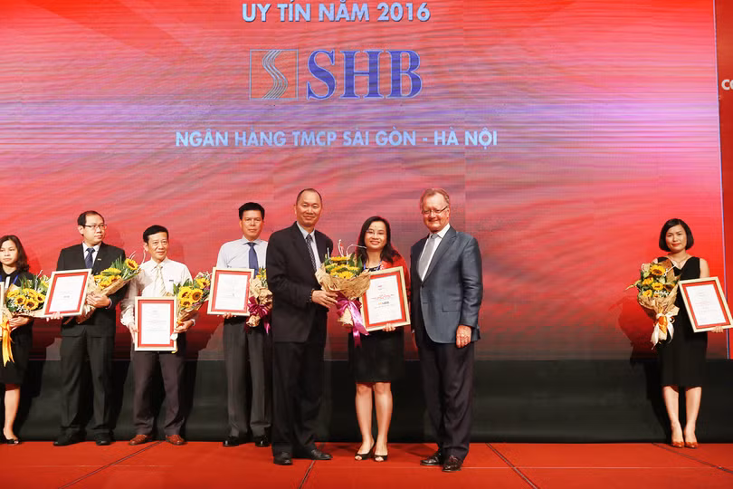 Bà Ngô Thu Hà – Phó Tổng Giám đốc SHB nhận giải thưởng Top 10 NHTM Uy tín nhất Việt Nam.