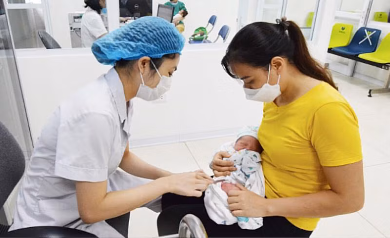 Tiêm vaccine viêm gan B cho trẻ sơ sinh tại Bệnh viện Bệnh Nhiệt đới