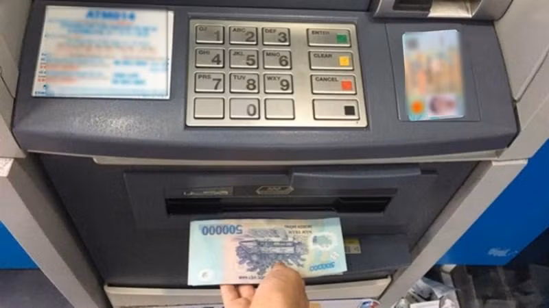 Sau khi hệ thống đã xác thực khuôn mặt và vân tay của khách hàng, người dùng có thể dễ dàng rút tiền mặt tại ATM