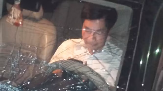 Ông Nguyễn Văn Điều - Trưởng Ban nội chính Tỉnh ủy Thái Bình, cố thủ trong xe sau khi gây tai nạn liên hoàn (Ảnh: TT)