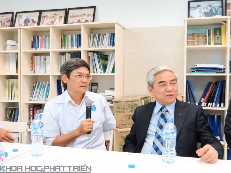Ths. Phan Kim Ngọc báo cáo kết quả nghiên cứu khoa học với Bộ trưởng Bộ Khoa học và Công nghệ Nguyễn Quân (Ảnh tư liệu do NVCC) Ths. Phan Kim Ngọc báo cáo kết quả nghiên cứu khoa học với Bộ trưởng Bộ Khoa học và Công nghệ Nguyễn Quân (Ảnh tư liệu do NVCC)