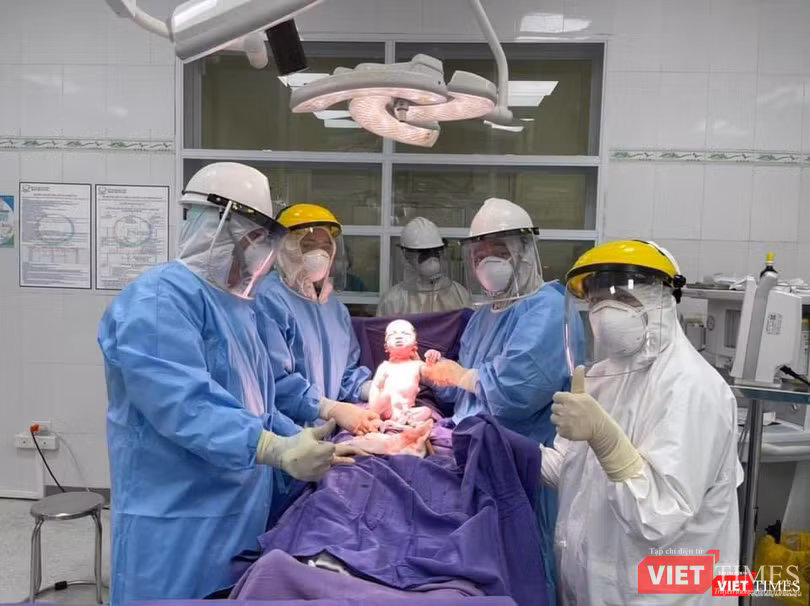 Các bác sĩ đón em bé ra đời trong khu cách ly
