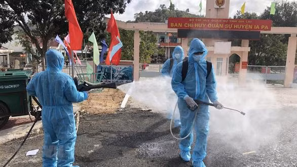 Phun dung dịch khử khuẩn tại Gia Lai (Ảnh: TTXVN) 