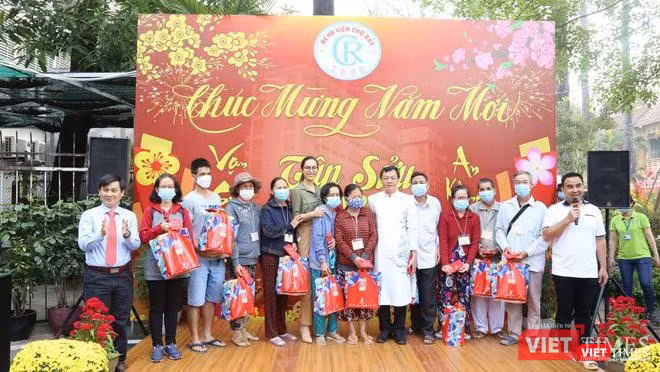 Diễn viên Quyền Linh và bác sĩ Bệnh viện Chợ Rẫy tặng quà bệnh nhân ăn Tết trong BV - Ảnh: BVCC