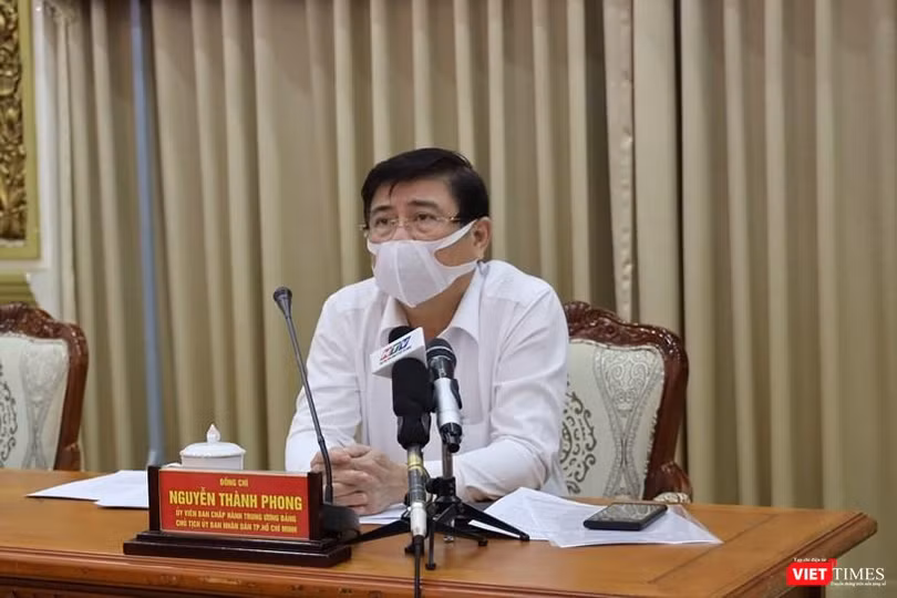 Ông Nguyễn Thành Phong - Chủ tịch UBND TP.HCM tại cuộc họp khẩn sáng ngày 8/2 (Ảnh: TTBC) 