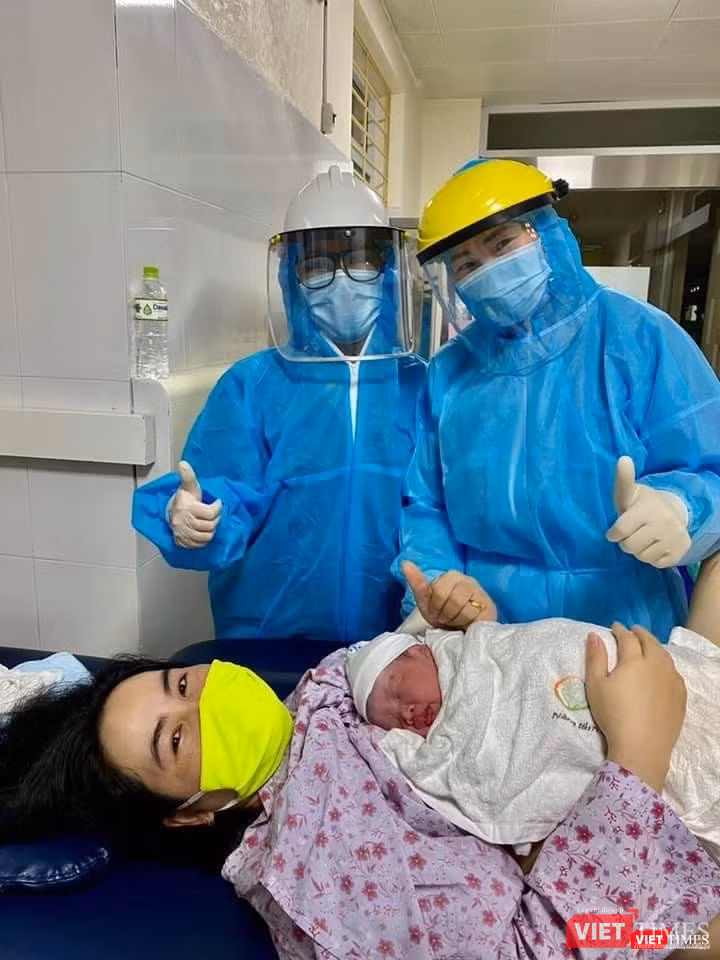 Niềm vui đón thiên thần nhỏ ra đời trong khu cách ly (Ảnh: BVCC)