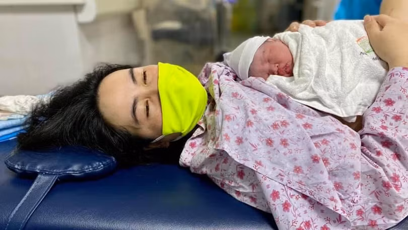 Thiên thần nhỏ chào đời trong khu cách ly Quảng Ninh (Ảnh: BVCC) 