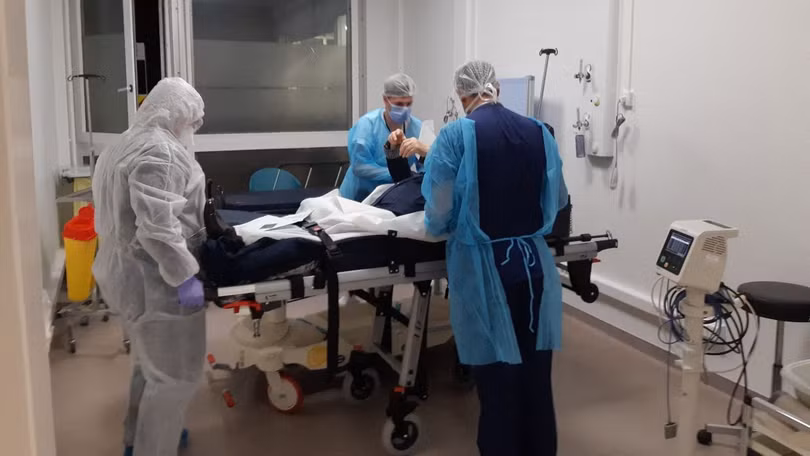 Bệnh viện dã chiến tại Pháp điều trị COVID-19 (Ảnh: France info)