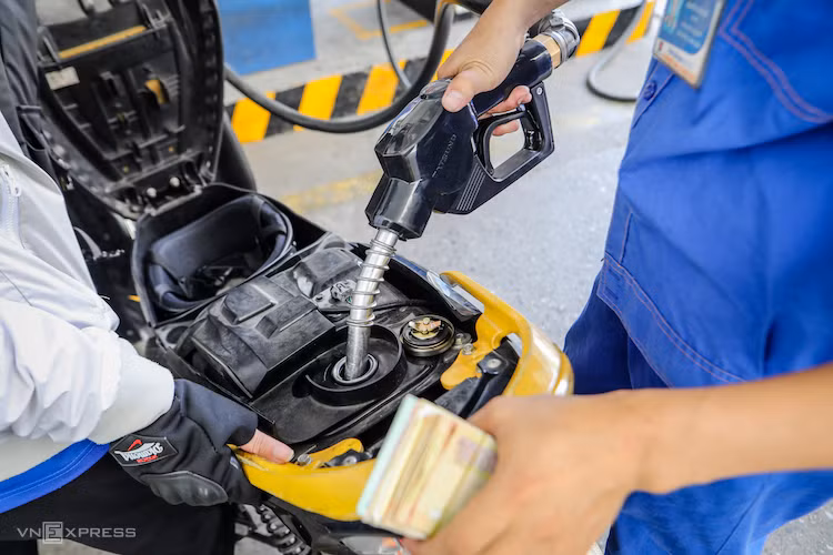 Đổ xăng cho khách hàng tại một trạm bơm xăng tại TP HCM. Ảnh: Thành Nguyễn Đổ xăng cho khách hàng tại một trạm bơm xăng tại TP HCM. Ảnh: Thành Nguyễn