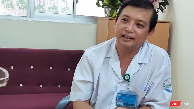 Bác sĩ Nguyễn Thanh Phong, Trưởng khoa Nhiễm D, BV Bệnh Nhiệt đới TP.HCM nói về ca bệnh 22 dương tính trở lại sau 3 lần âm tính (Ảnh: Hòa Bình) 
