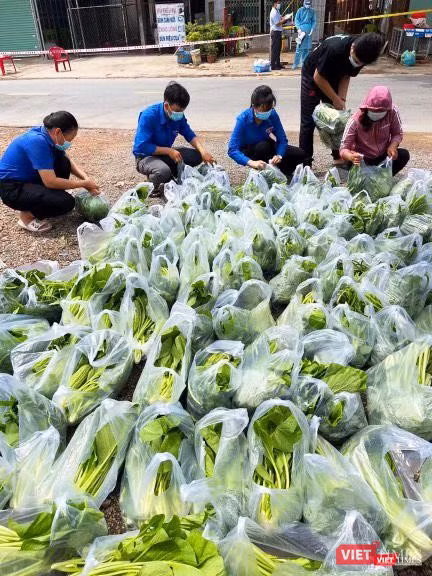 Thanh niên tình nguyện TP HCM chia rau nhận được để đi phân phát Thanh niên tình nguyện TP HCM chia rau nhận được để đi phân phát