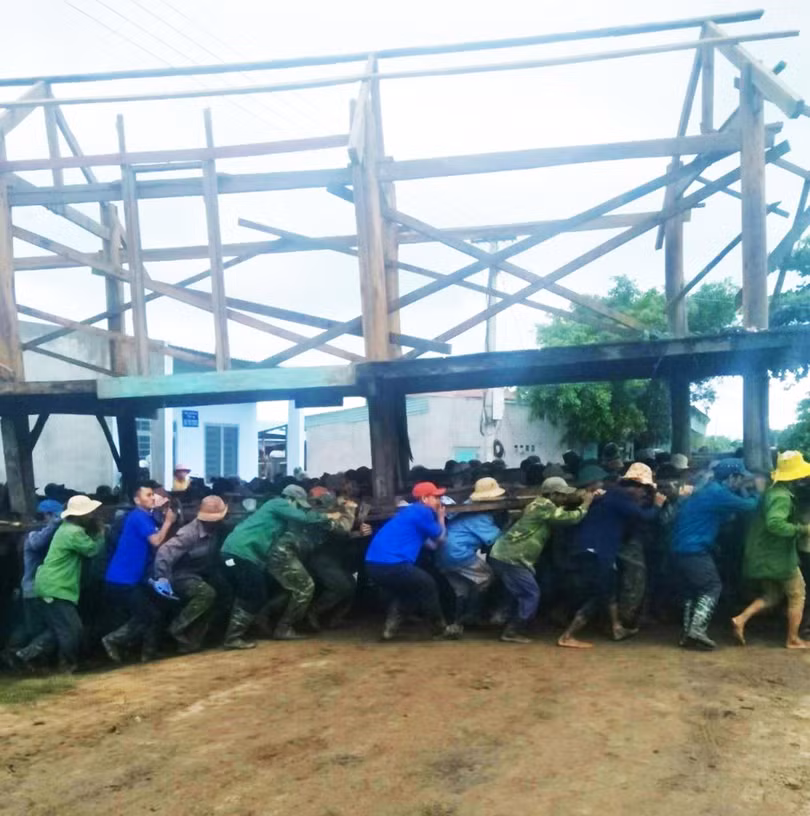 Bộ đội cùng khiêng nhà với dân Bộ đội cùng khiêng nhà với dân