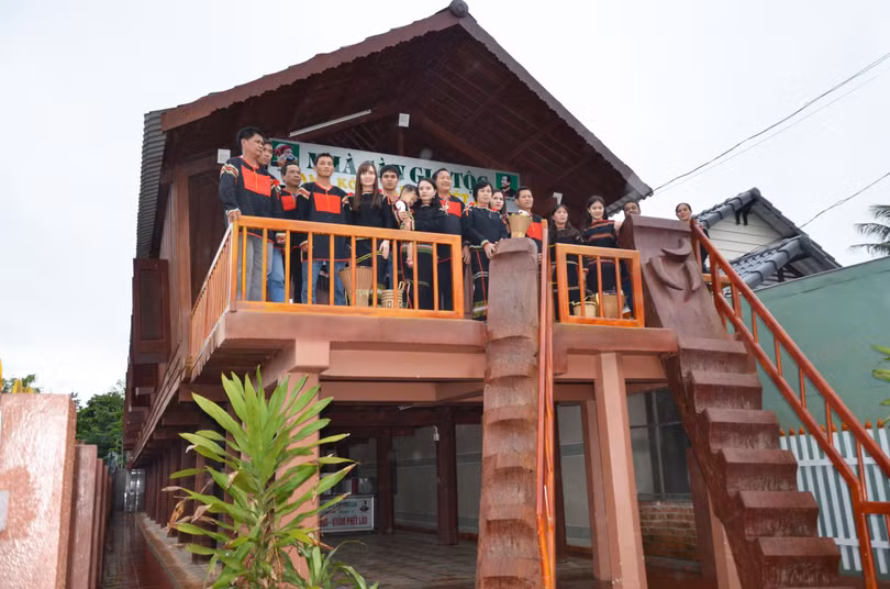 Anh đặt tên ngôi nhà khánh thành trước đại dịch là Nhà Sàn Gia Tộc