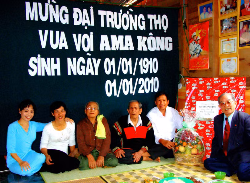 Sinh nhật trăm tuổi Vua Voi Ama Kông. Từ trái qua: Tác giả bài này, chị H'Oen vợ anh Khăm Phết , vợ chồng Vua Voi Ama Kông, Khăm Phết Lào, BS Phồi
