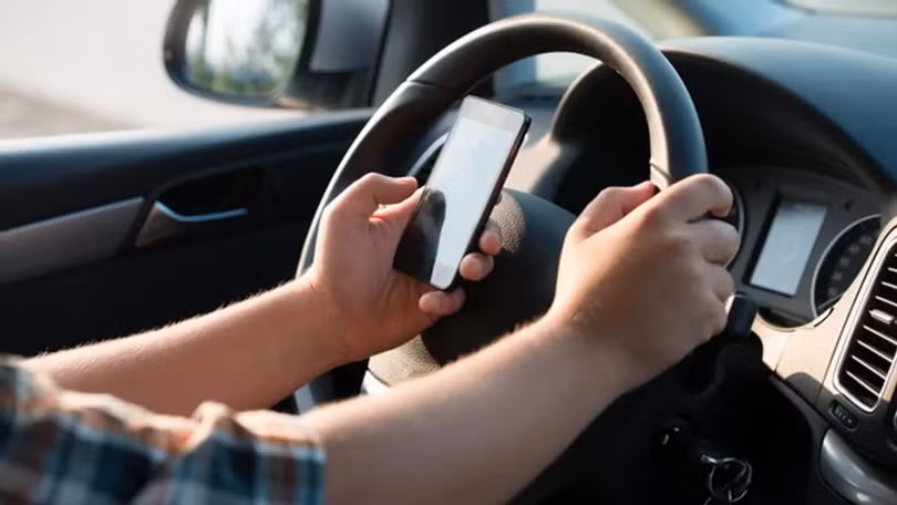 Dùng điện thoại khi đang lái xe gây mất tập trung, đặc biệt khi gặp sự cố bất ngờ rất khó có thể xử lý kịp thời.