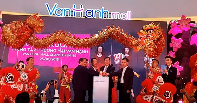 "Đại gia" Trần Lệ Nguyên và các đối tác chung tay khai trương Vạn Hạnh Mall. (Ảnh: Internet)