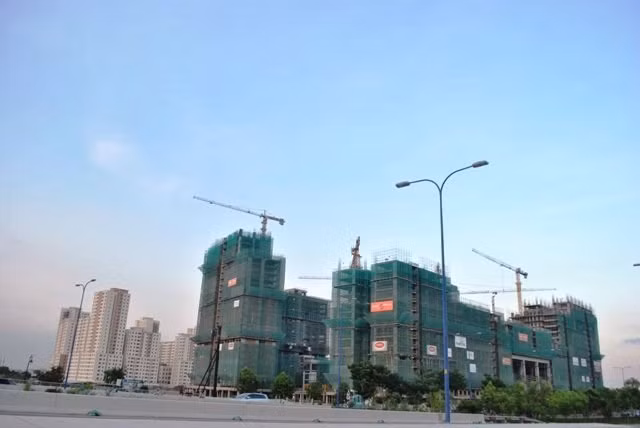 HoREA lo ngại mức nộp tiền khi chuyển từ đất chuyên trồng lúa nước sang sử dụng vào mục đích phi nông nghiệp quá cao sẽ ảnh hưởng đến kinh phí làm dự án bất động sản, dẫn đến làm tăng giá nhà. Ảnh minh họa: Mạnh Tùng