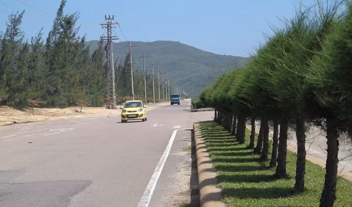 Một đoạn đường trục Khu kinh tế Nhơn Hội. (Ảnh: Internet) Một đoạn đường trục Khu kinh tế Nhơn Hội. (Ảnh: Internet)