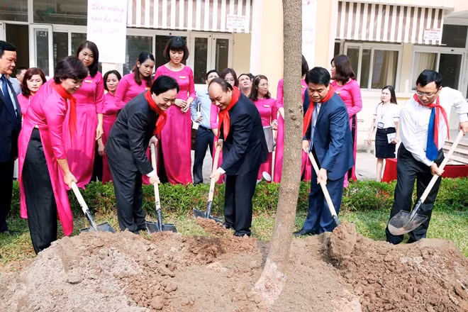 Thủ tướng Nguyễn Xuân Phúc, Bộ trưởng GD&ĐT Phùng Xuân Nhạ dự lễ khai giảng năm học mới 2016 - 2017 tại Trường PTCS Nguyễn Đình Chiểu, Hà Nội. Thủ tướng Nguyễn Xuân Phúc tặng quà cho học sinh Trường PTCS Nguyễn Đình Chiểu và trồng cây tại trường.
