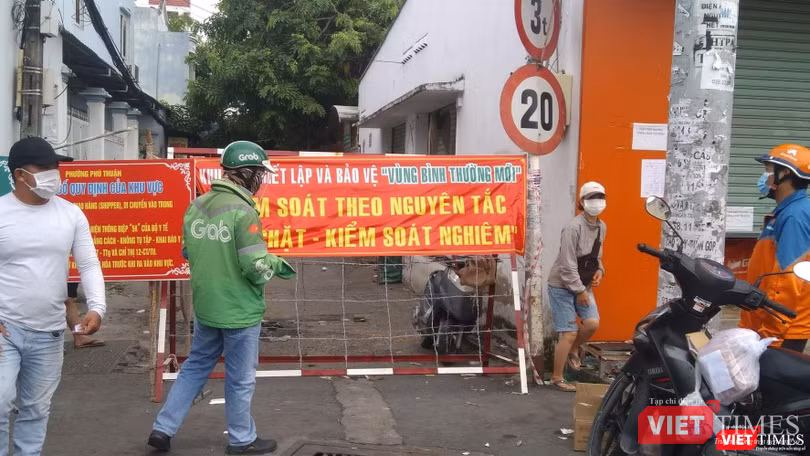 Shipper đi giao hàng tại vùng bình thường mới ở Quận 7 bắt buộc phải có xét nghiệm âm tính với COVID-19. Ảnh: Trần Nguyên Anh Shipper đi giao hàng tại vùng bình thường mới ở Quận 7 bắt buộc phải có xét nghiệm âm tính với COVID-19. Ảnh: Trần Nguyên Anh