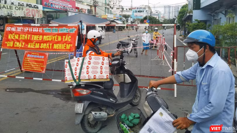 Chốt bảo vệ ra vào theo quy định ở vùng bình thường mới Quận 7- Ảnh: Trần Nguyên Anh