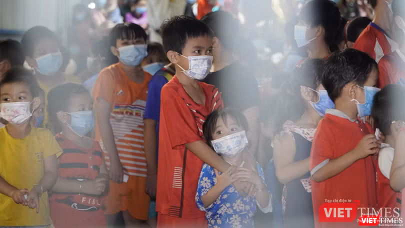 Những gương mặt bé thơ đang phải điều trị COVID-19, xa gia đình