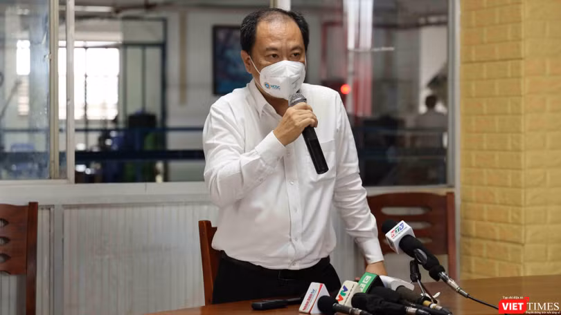 Phó giám đốc Sở Y tế TP.HCM Nguyễn Hoài Nam phát biểu tại buổi làm việc. Ảnh: Huyền Mai 