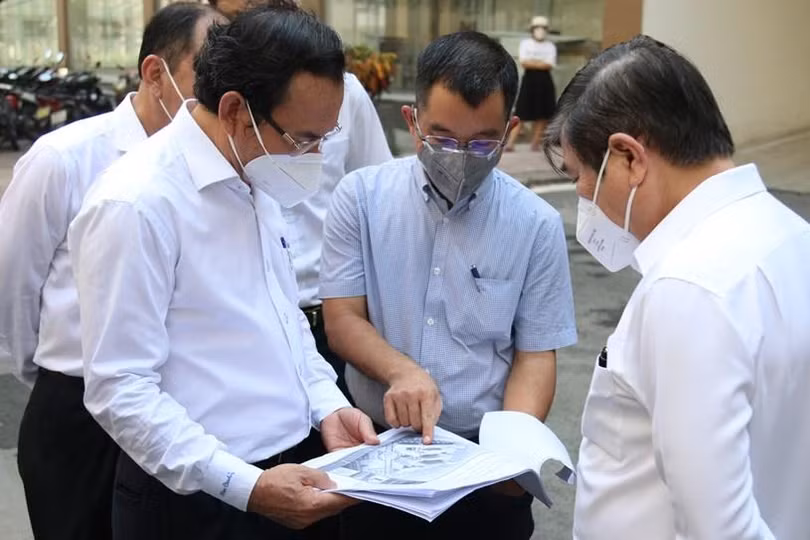 Bí thư Thành ủy Nguyễn Văn Nên (bên trái) và Chủ tịch UBND TP Nguyễn Thành Phong bên phải) kiểm tra Khu cách ly F1 tại Khu tái định cư 38,4 ha, Chung cư R1, R2, R3 (phường An Khánh, TP Thủ Đức) ngày 11/7/2021. Ảnh: Long Hồ.
