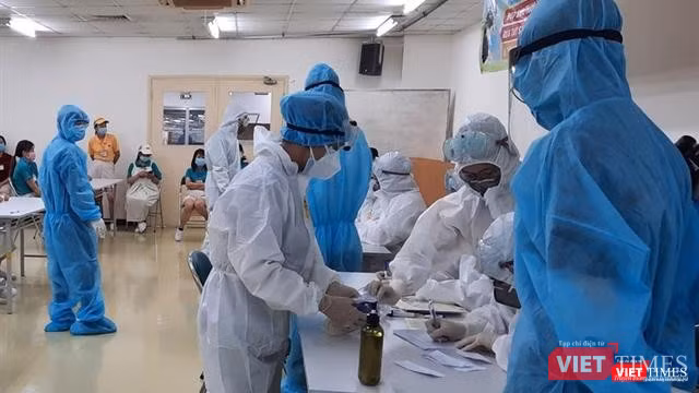 Nhân viên y tế lấy mẫu xét nghiệm giám sát tại Khu chế xuất Tân Thuận phát hiện 275 F0. Ảnh: Trung tâm Y tế Quận 7 Nhân viên y tế lấy mẫu xét nghiệm giám sát tại Khu chế xuất Tân Thuận phát hiện 275 F0. Ảnh: Trung tâm Y tế Quận 7