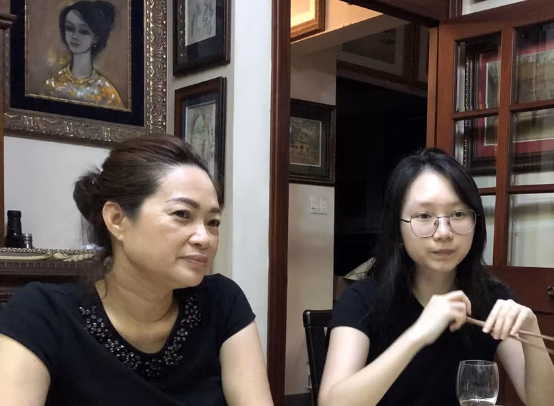 Minh Nguyệt vợ Quang Hói và cô con gái út đang bình luận về tranh trong bữa ăn. Ảnh Huỳnh Phan. Minh Nguyệt vợ Quang Hói và cô con gái út đang bình luận về tranh trong bữa ăn. Ảnh Huỳnh Phan.