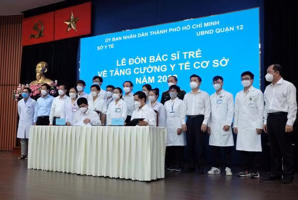 Ký kết bàn giao lực lượng bác sĩ trẻ về các tuyến y tế cơ sở thực hành - Ảnh: Tiến Long Ký kết bàn giao lực lượng bác sĩ trẻ về các tuyến y tế cơ sở thực hành - Ảnh: Tiến Long