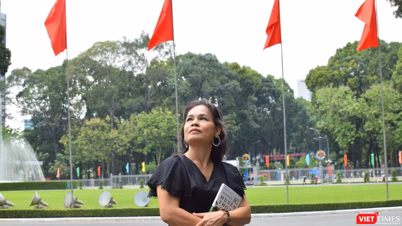 Nhà văn Trầm Hương vừa ra mắt cuốn Đường 1C huyền thoại - Ảnh: Hoà Bình 