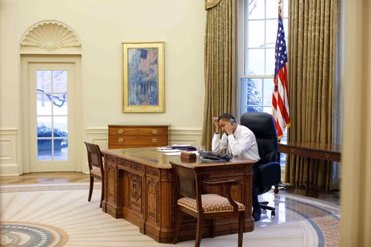 Tổng thống Mỹ Barack Obama làm việc tại bàn ResoluteẢnh: Whitehouse.gov