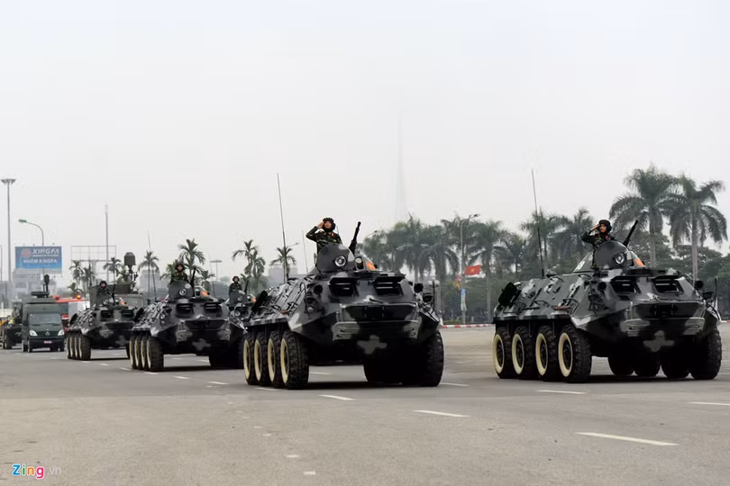 Dàn xe bộ binh bánh lốp (BTR - 60PB) của Bộ Tư lệnh Thủ đô. Hỏa lực mạnh cộng với tính cơ động cao nên xe có thể chở bộ đội tác chiến trên nhiều địa hình và làm nhiệm vụ chống bạo loạn.