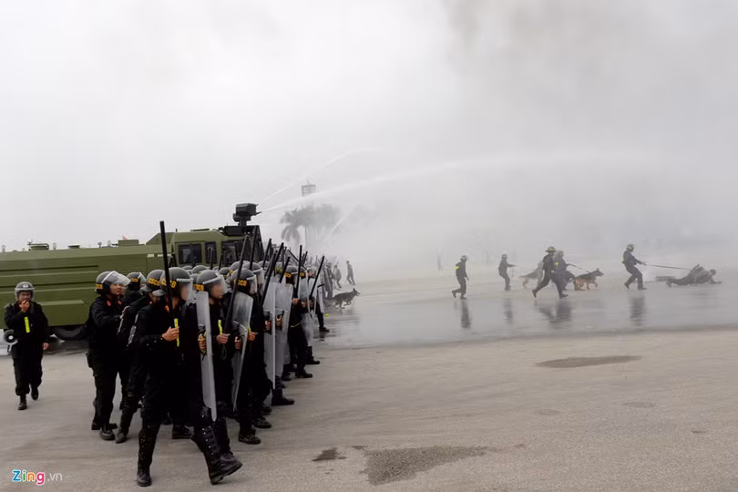 Bên ngoài xe được thiết kế bằng thép không rỉ, lưới bảo vệ kiên cố phía trước, phía sau là bồn chứa được 9 m3 nước. Bên trên là hai súng phun nước áp lực cao với nhiều lựa chọn kiểm soát bạo động hiện đại (thay bằng sơn, bọt...).