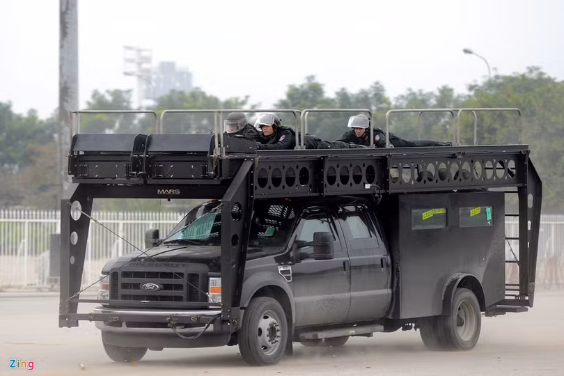 Điển hình là chiếc Ford F550 Super Duty - dòng xe bán tải hạng nặng do Mỹ sản xuất. Khi về Việt Nam, những chiếc xe được trang bị thêm nhiều tính năng vũ trang và chống bạo động chuyên dụng phù hợp.