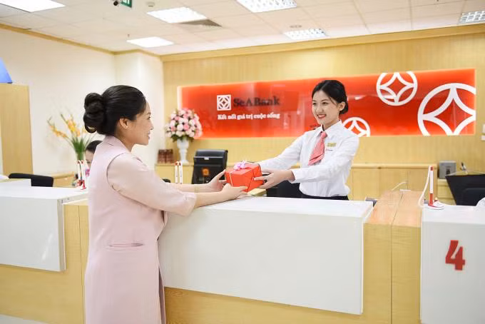 Khách hàng giao dịch tại SeABank. Ảnh: SeABank.