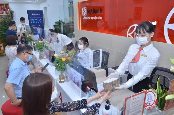 Khách hàng tới giao dịch tại SeABank.