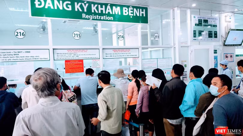 Đón tiếp Bệnh nhân khám bệnh BHYT (Ảnh: Hoà Bình) 