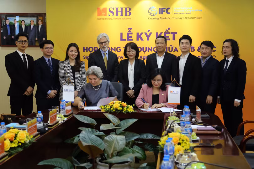 Bà Ngô Thu Hà - Tổng giám đốc SHB (phải) và bà Natalia Bogomolova - Quản lý Kinh doanh Khối Định chế Tài chính Khu vực Châu Á Thái Bình Dương IFC ký kết hợp tác (Ảnh: SHB) Bà Ngô Thu Hà - Tổng giám đốc SHB (phải) và bà Natalia Bogomolova - Quản lý Kinh doanh Khối Định chế Tài chính Khu vực Châu Á Thái Bình Dương IFC ký kết hợp tác (Ảnh: SHB)