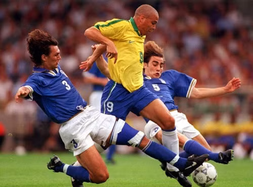 Ký ức về Ronaldo giờ chỉ là những đoạn video cũ kỹ, xen kẽ những hoài niệm về một thuở huy hoàng.