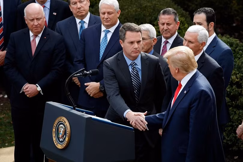 Tổng thống Trump bắt tay CEO Walmart Doug McMillon ngày 13/3. Ảnh: AP Tổng thống Trump bắt tay CEO Walmart Doug McMillon ngày 13/3. Ảnh: AP
