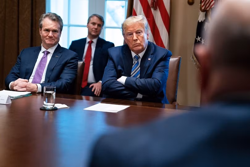 CEO Bank of America Brian Moynihan và Tổng thống Trump trong cuộc họp ngày 11/3. Ảnh: AP CEO Bank of America Brian Moynihan và Tổng thống Trump trong cuộc họp ngày 11/3. Ảnh: AP