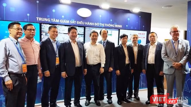 Ông Nguyễn Minh Hồng - Chủ tịch Hội Truyền thông số Việt Nam và các lãnh đạo trong một lần tham quan Trung tâm Điều hành giám sát đô thị thông minh (Ảnh: Hòa Bình)
