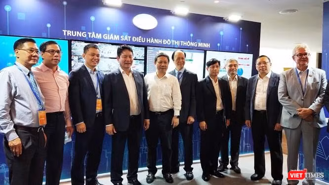 Ông Nguyễn Minh Hồng - Chủ tịch VDCA, nguyên Thứ trưởng Bộ Thông tin và Truyền thông (thứ 3 từ bên phải) cùng các lãnh đạo trong một lần tham quan Trung tâm Điều hành giám sát đô thị thông minh TP.HCM - Ảnh: Hòa Bình