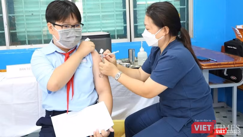 Bác sĩ khuyến cáo trẻ từ 5 tuổi trở lên cần được tiêm ngừa COVID-19 Bác sĩ khuyến cáo trẻ từ 5 tuổi trở lên cần được tiêm ngừa COVID-19